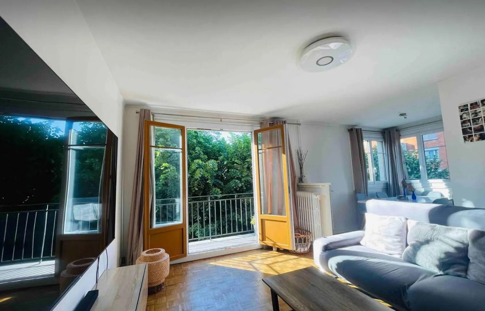 Modern 2 Bedroom Apartment Near Paris Metro, Giant Flat Screen Tv 85 Inches, Balcony, Free Parking Ivry-sur-Seine 0*,  France