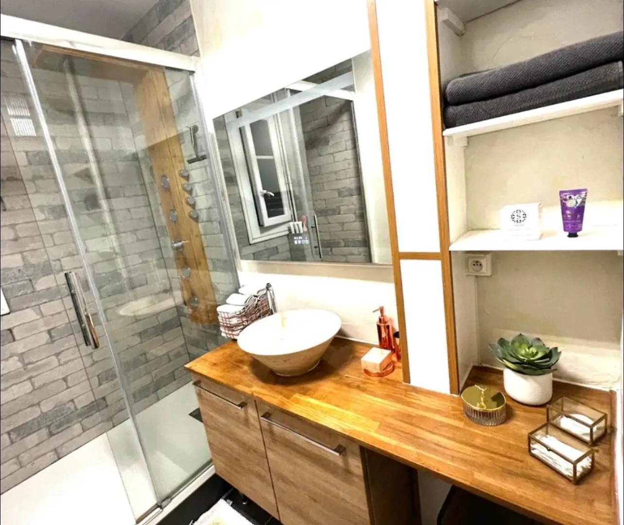Modern 2 Bedroom Apartment Near Paris Metro, Giant Flat Screen Tv 85 Inches, Balcony, Free Parking Ivry-sur-Seine