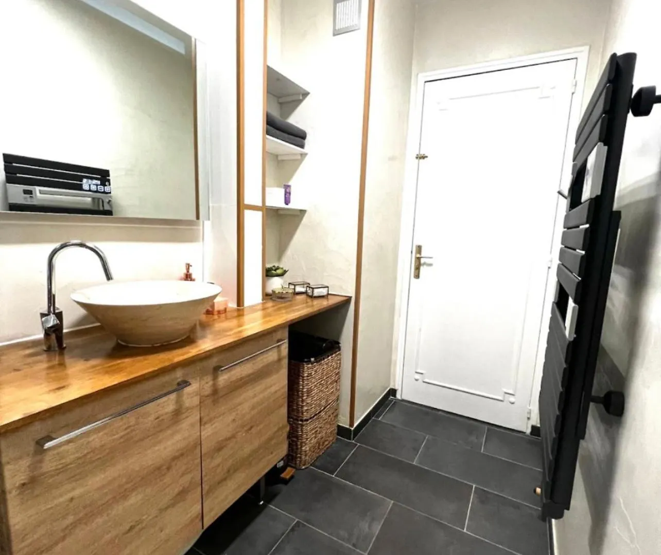 Modern 2 Bedroom Apartment Near Paris Metro, Giant Flat Screen Tv 85 Inches, Balcony, Free Parking Ivry-sur-Seine