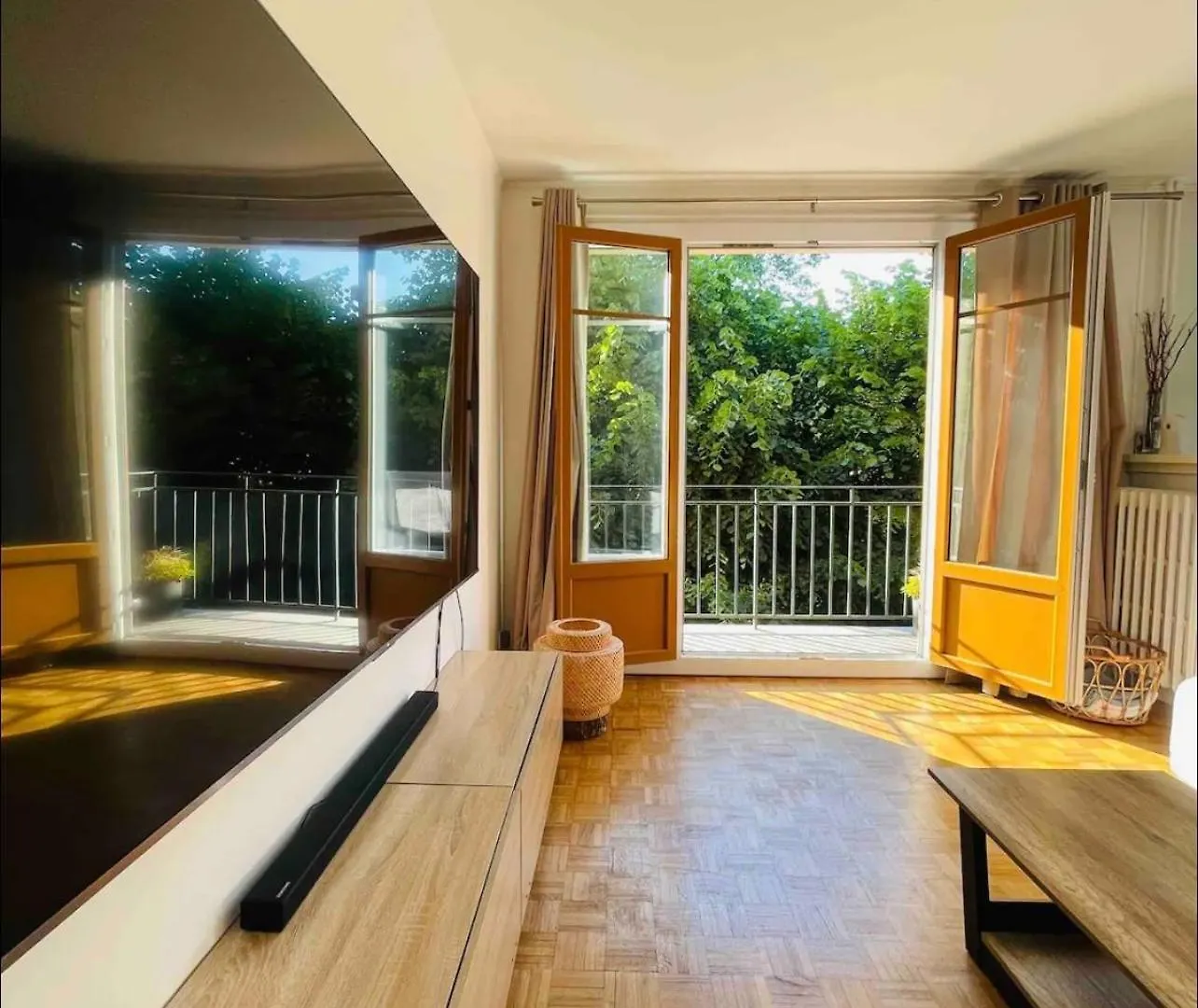 Modern 2 Bedroom Apartment Near Paris Metro, Giant Flat Screen Tv 85 Inches, Balcony, Free Parking Ivry-sur-Seine France